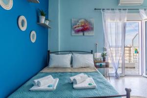 Giường trong phòng chung tại Blue Suite Manos, in Heraklion