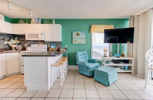 uma cozinha com paredes verdes e uma cozinha com um balcão em 0701 The Green Starfish by Atlantic Towers em Carolina Beach