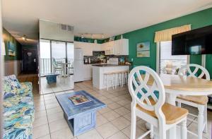 uma cozinha e sala de estar com uma mesa e uma sala de jantar em 0701 The Green Starfish by Atlantic Towers em Carolina Beach