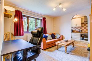 sala de estar con sofá y mesa en Pass the Keys Cosy Home in Chelmsford en Chelmsford