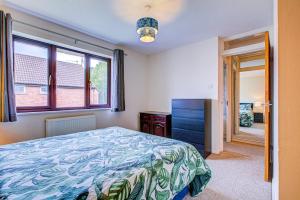 1 dormitorio con cama y ventana en Pass the Keys Cosy Home in Chelmsford en Chelmsford