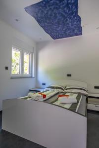 Postel nebo postele na pokoji v ubytování Apartments Marija