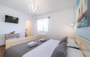 Posteľ alebo postele v izbe v ubytovaní Beautiful Home In Sukosan With Sauna