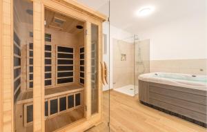 Kúpeľňa v ubytovaní Beautiful Home In Sukosan With Sauna