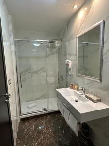 y baño con ducha, lavabo y espejo. en Hotel Virgilio, en Roma
