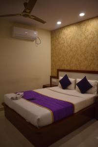 Postel nebo postele na pokoji v ubytování Hotel UR Comforts Jayanagar