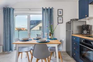 Kuchyň nebo kuchyňský kout v ubytování Resort Kropli Bałtyku Apartments by Noclegi Renters