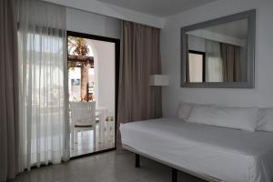 Postel nebo postele na pokoji v ubytování Apartamentos Hesperia Bristol Playa + 37 fotografií