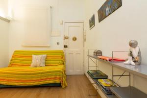 Televízia a/alebo spoločenská miestnosť v ubytovaní ApartEasy - Central Barcelona Studio Apartment