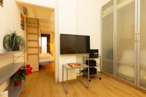 Televízia a/alebo spoločenská miestnosť v ubytovaní ApartEasy - Central Barcelona Studio Apartment + 9 fotografií