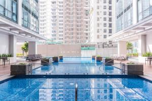 Piscina de la sau aproape de Angeliz Suites One Uptown Residence 1BR, Book Airport Shuttle, Fast Wifi, FREE Swimming, Across and walk to Uptown Shopping Mall BGC