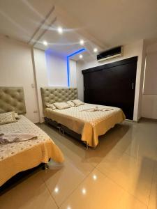 Postel nebo postele na pokoji v ubytování Aparta Hotel El Cacique Upar