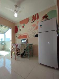 伊塔波阿的住宿－Pernoites no Ateliê La Rosa II，厨房配有白色冰箱和桌子