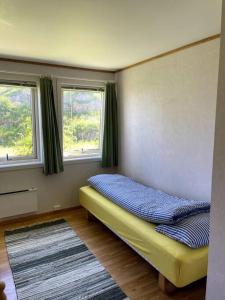 Postel nebo postele na pokoji v ubytování Cosy 1-bedroom apartment on Hamnøya.