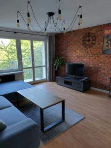 Televízia a/alebo spoločenská miestnosť v ubytovaní Like at Home