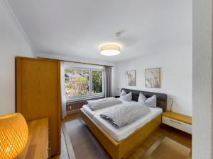 加爾米施－帕騰基興的住宿－FeWo Wankblick，一间卧室设有一张床和一个窗口