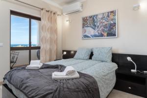 Postel nebo postele na pokoji v ubytování Bright Lovely Flat w/ Balcony