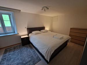 Un pat sau paturi într-o cameră la Sanner Valley Home