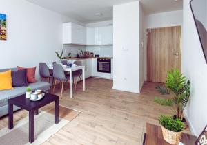 Η κουζίνα ή μικρή κουζίνα στο SuperApart Habicha apt74 - Ursus z balkonem +7 φωτογραφίες