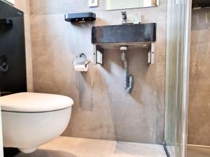 ドンブルグにあるVakantiewoning Domburg DO31のトイレと洗面台付きのバスルーム +19枚の写真