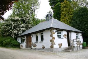 un pequeño edificio blanco con un techo empinado en Bosinver Farm Cottages Well Close en St Austell