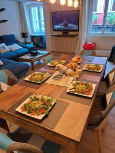 una mesa de madera con varios platos de comida. en Zum Storike Nescht, en Barr