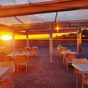 Restoranas ar kita vieta pavalgyti apgyvendinimo įstaigoje Apartamento a 20 metros de la playa