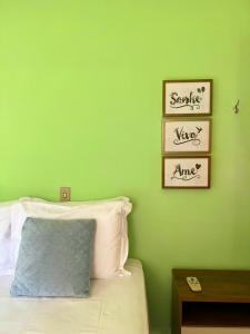 ポメロデにあるCasa ampla há 8 minutos do centroの緑の壁の緑のベッドルーム(ベッド付)