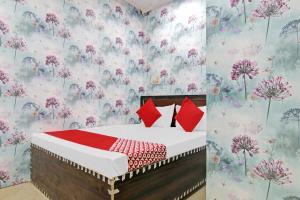 a bedroom with a bed with a floral wallpaper at OYO Hotel Dream Town 2 in New Delhi