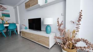 TV a/nebo společenská místnost v ubytování AMBOTO sun & beach apartment