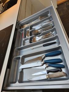 un tiroir rempli de couteaux et d'ustensiles dans l'établissement Sunset Penthouse, à Sønderborg
