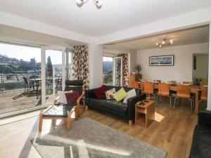 een woonkamer met een bank en een tafel bij Estuary View in Plymouth