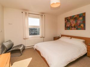 um quarto com uma cama, uma secretária e uma janela em Estuary View em Plymouth