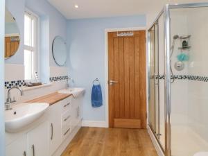 een badkamer met twee wastafels en een douche bij Estuary View in Plymouth +40 foto's