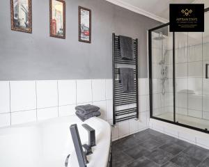y baño blanco con lavabo y ducha. en Vintage Vibes By Artisan Stays in Southend-On-Sea I Free Parking I Weekly or Monthly Stay Offer I Sleeps 5 en Southend-on-Sea