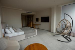 Телевизор и/или развлекательный центр в Marine Residence Sea View