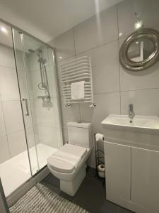 Bilik mandi di The Cherry Tree Hotel