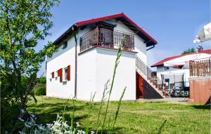 ein weißes Haus mit rotem Dach in der Unterkunft Amazing Home In Dzwirzyno With Wifi in Dźwirzyno
