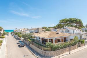 une maison sur un mur à côté d'une rue dans l'établissement Villa Bugambilia, à Muro