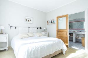 カヴァイヨンにあるStunning property between Alpilles and Luberonの白いベッドと窓のある白い寝室
