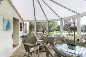 カヴァイヨンにあるStunning property between Alpilles and Luberonのコンサバトリー(テーブル、椅子、窓付)