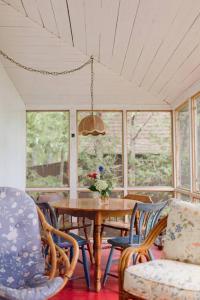 uma sala de jantar com uma mesa de madeira e cadeiras em The Dance Hall Cottage on Charleston Lake em Delta