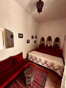 a bedroom with a bed and a couch at riad msholidays - privatisé jusqu'à 6 personnes - bassin in Marrakesh