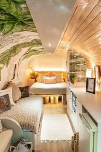 una camera d'albergo con un letto e un dipinto sul muro di Grand Daddy Boutique Hotel a Città del Capo