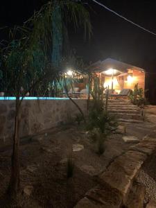 a night view of a house with a light at Poggio Bellavista in Sampieri