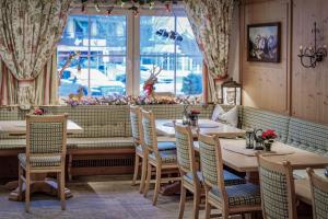 una sala da pranzo con tavoli e sedie e una finestra di Gästehaus Elfriede inklusive Sommerbergbahnticket a Haldensee