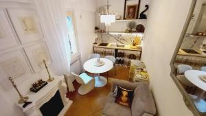 una pequeña sala de estar con mesa y silla en Eugenia Levia, en Cividale del Friuli