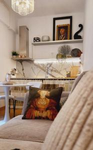 - un salon avec un canapé et un oreiller dans l'établissement Eugenia Levia, à Cividale del Friuli