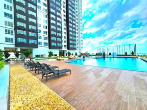 - une piscine au milieu d'un bâtiment dans l'établissement Amber Cove Melaka By GGM, à Malacca