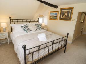 um quarto com uma cama grande num quarto em 5 Packhorse em Swindon